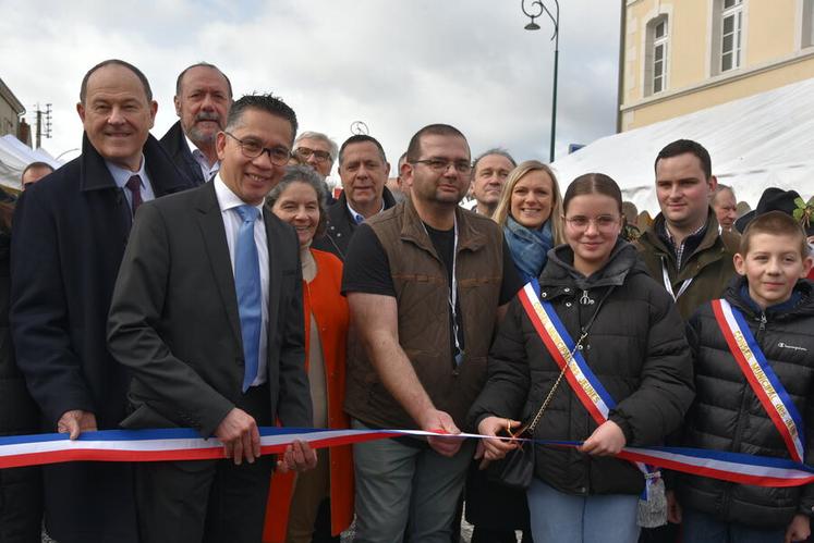 À 10 heures, le maire de Gien, Francis Cammal, accompagné de son conseil municipal jeune, a inauguré cette nouvelle édition de la Foire des cours, au côté du président de l'événement, Jérôme Loiseau.
