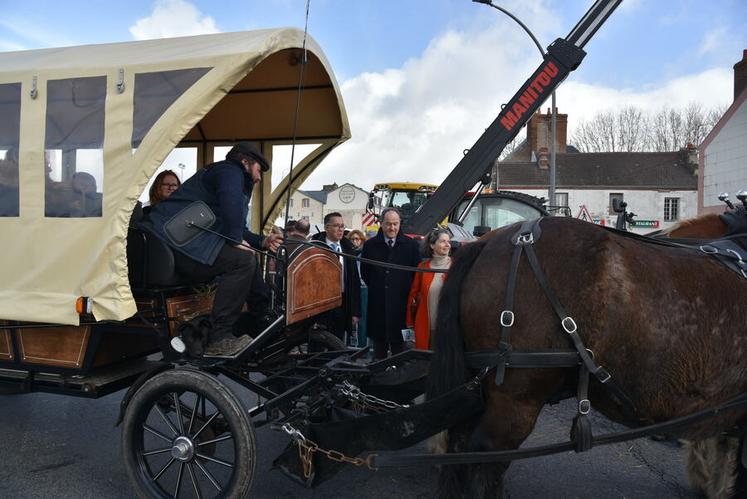 Pour cette nouvelle édition, les organisateurs de la Foire des cours proposaient une activité supplémentaire : un tour en calèche dans les rues de Gien.