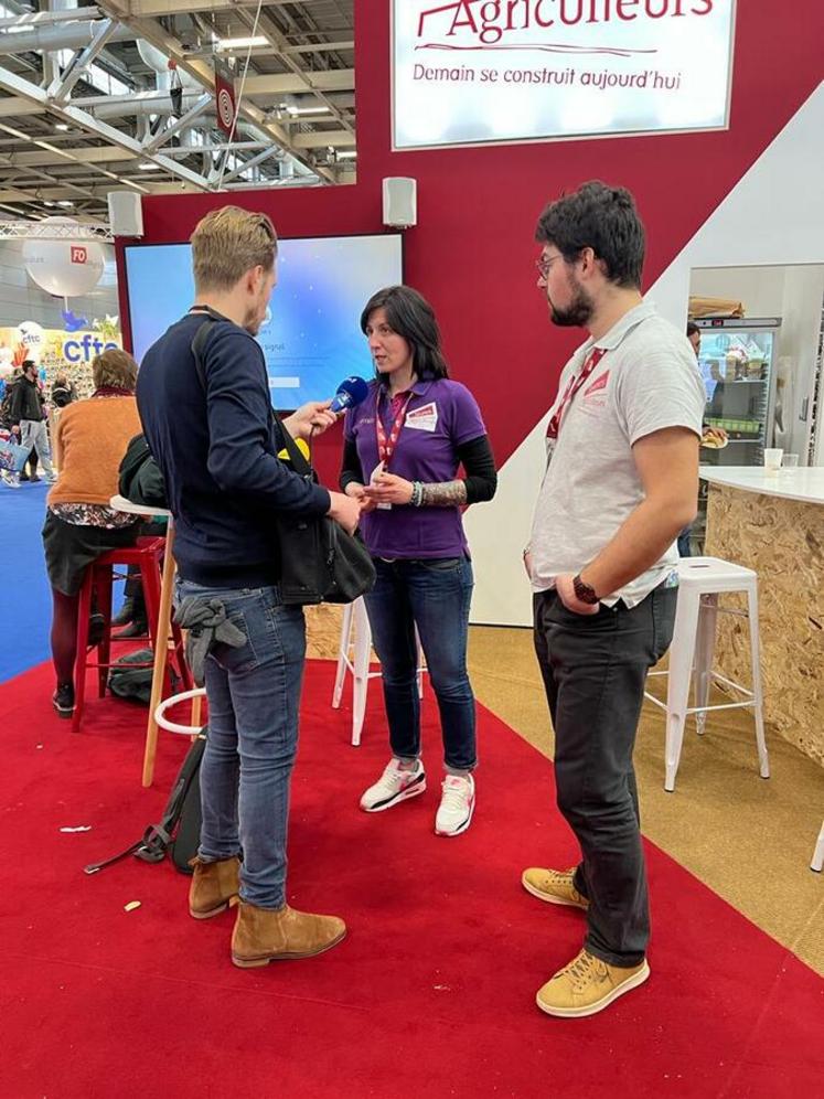 Astrid Plisson et Clément Carteron étaient présents au Salon de l'agriculture pour animer le stand JA et défendre l'agriculture régionale.