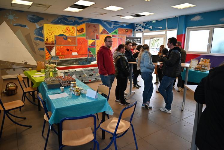 Un marché de producteurs était organisé au lycée agricole de Montoire avec d'anciens élèves maintenant installés. 