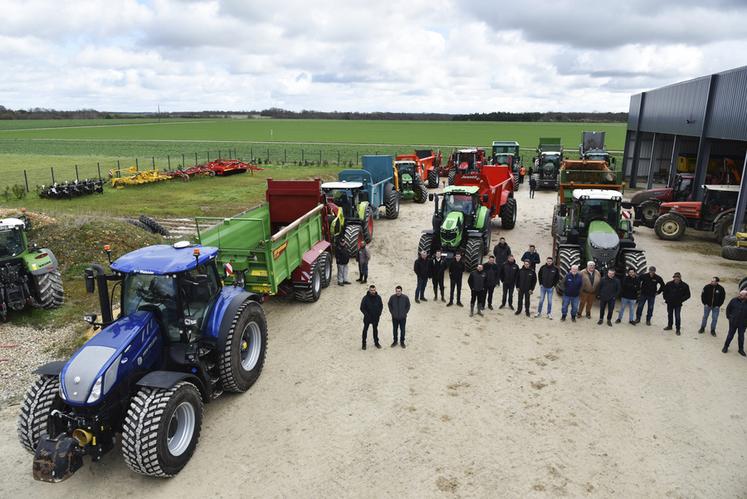 Bien que les démonstrations n'aient pu avoir lieu en raison de la météo, les huit épandeurs ont été présentés aux agriculteurs.