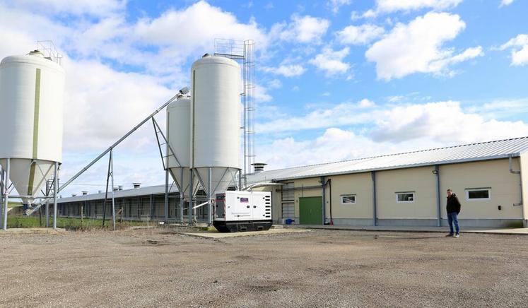 Le bâtiment occupe une surface de 3 000 m² et a demandé un investissement de 1,70 million d'euros. À l’extérieur, les poules peuvent accéder à un parc de 16 hectares.