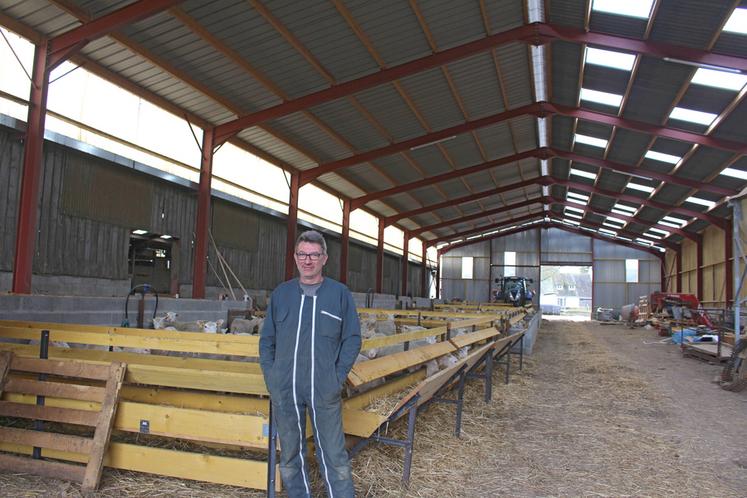 Paul Bertin dans la nouvelle bergerie dont l’aménagement intérieur reste à finaliser.