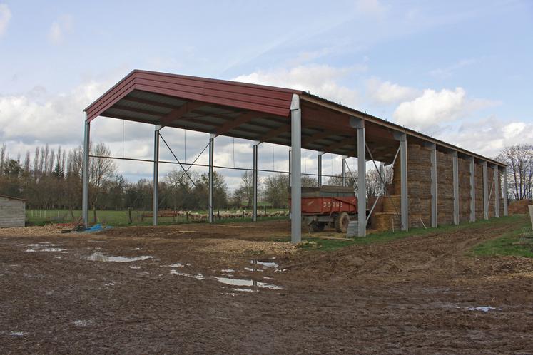 Le hangar permet le stockage de la paille et du foin.