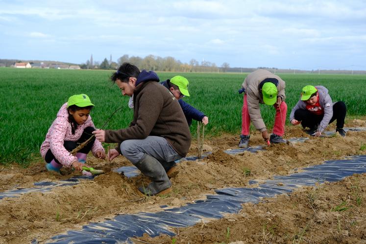 Lundi 20 mars, à Charonville. Les élèves de CE2, CM1 et CM2 de la commune participent à la plantation de haies avec les chasseurs de la FDC 28.