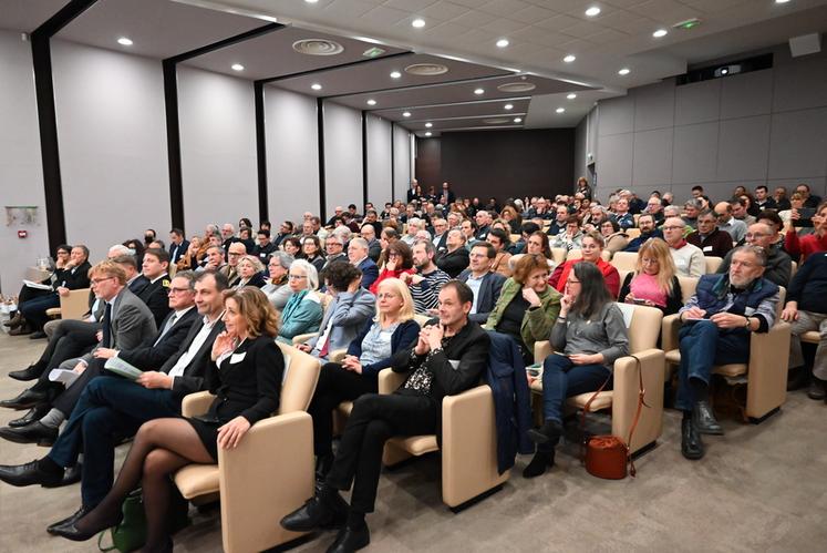 Le ministre de l'Agriculture Marc Fesneau ainsi que des représentants du monde agricole étaient présents lors de la conférence organisée par la chambre d'Agriculture. 