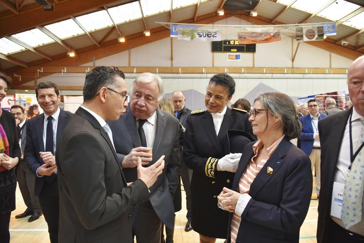 À son arrivée, le président du Sénat, Gérard Larcher, a pu échanger avec Pauline Martin, présidente de l’AML 45, le maire de Gien Francis Cammal et la préfète de région et du département, Régine Engström.