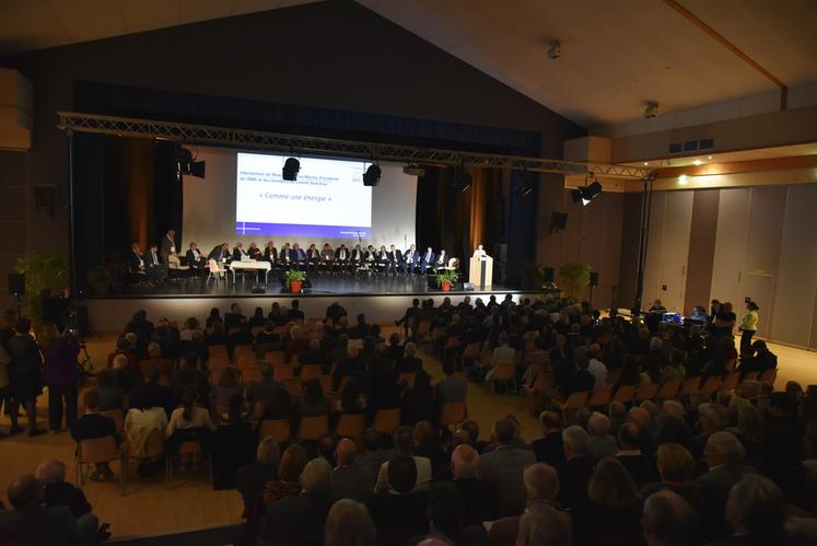 Samedi 18 mars, à Gien. La salle Cuiry était pleine malgré l'odeur de fumée persistant après un incendie déclenché volontairement la veille. De nombreuses personnes ont fait le déplacement pour entendre les revendications des maires du Loiret.