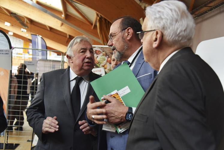 Avant sa prise de parole, Gérard Larcher a fait un rapide tour des stands. Il s'est notamment arrêté sur celui du Département où Marc Gaudet lui a brièvement montré le Guide des producteurs locaux.