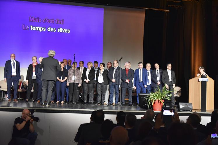 Coordonnés par un chef d'orchestre improvisé, qui n'était autre que le maire de Fay-aux-Loges, les représentants des communes loirétaines ont poussé à plusieurs reprises la chansonnette.