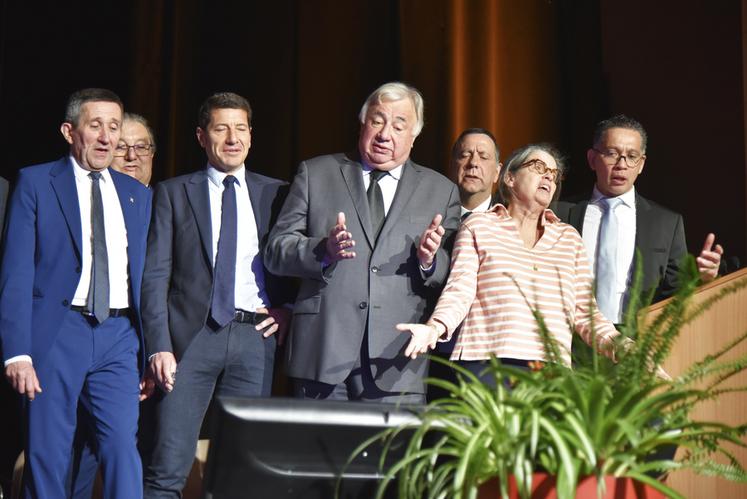 Pauline Martin a réussi à faire chanter Gérard Larcher et David Lisnard, président des Maires de France, sur la mythique chanson Mes emmerdes de Charles Aznavour. Les deux hommes se sont bien volontiers prêtés au jeu.