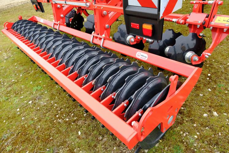 Le rouleau Actipack de Kverneland permet de créer des faux semis et gère le réglage de profondeur en hydraulique.