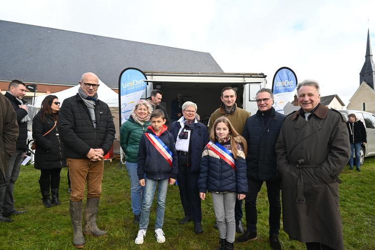 Les élus locaux étaient accompagnés des jeunes élus du conseil municipal des enfants de Pruniers-en-Sologne.
