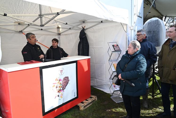 Des conseils pour bien cuire la viande rouge étaient prodigués durant la journée et les visiteurs étaient invités à déguster les produits.
