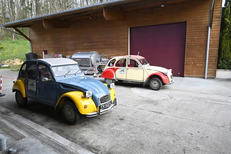 Pour cette nouvelle saison, le Troglo Dégusto propose le Cavernatrip, une activité en deux chevaux avant un buffet des cavernes.