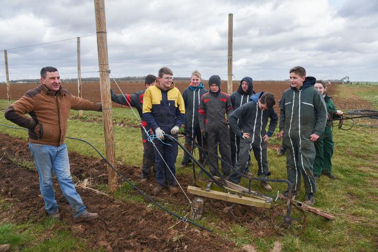 En dépit d'un vent glacial, les élèves sont ravis de participer à cet atelier.