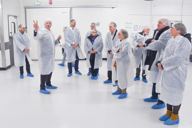 Mercredi 29 mars, à Dreux. Blouse et charlotte de rigueur pour les élus de ­l'Agglo du Pays de Dreux qui visitent API Restauration, guidés par le directeur des investissements du groupe, Jean-Yves Moyaux (2e à g.).