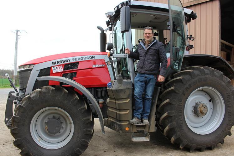 Didier Véret a choisi le Massey Ferguson 8S 205 comme tracteur de tête pour son exploitation.