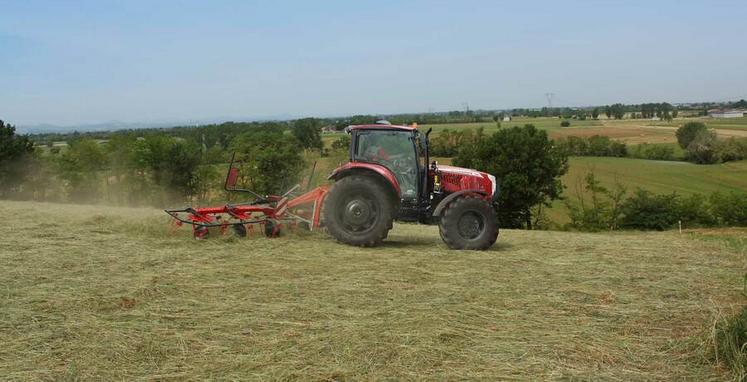 Les tracteurs de la gamme X5 sont adaptés aux travaux de plein champ comme aux travaux de ferme. 