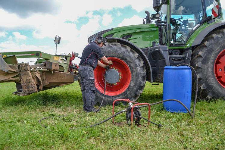 Le lestage à l’eau peut être utilisé pour modifier la répartition des masses entre les ponts avant et arrière du tracteur.