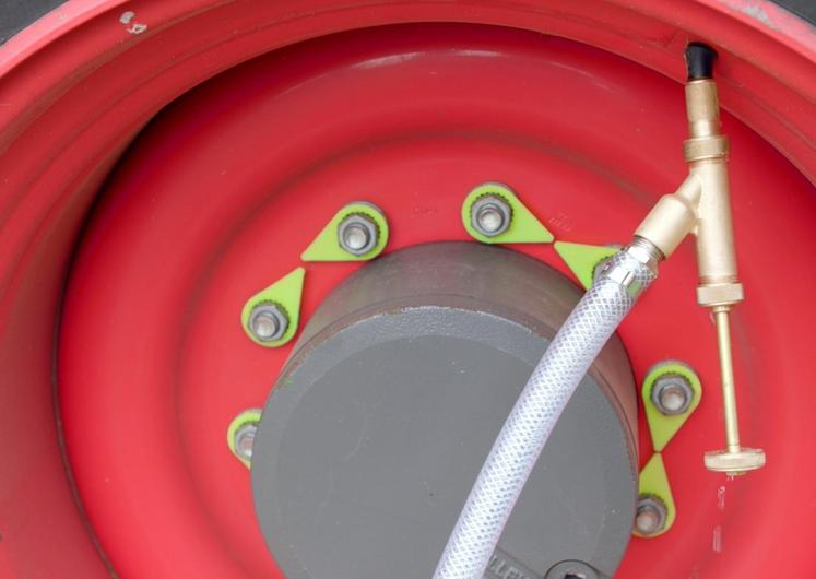Le lestage à l’eau nécessite d’utiliser un raccord spécifique laissant l’air contenue dans le pneu s’échapper.