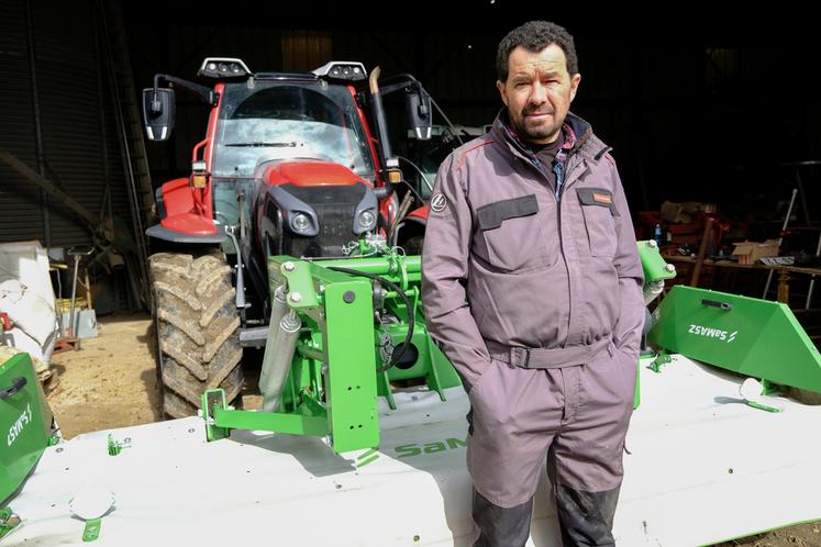 Valery Heuland, éleveur dans la Sarthe, utilise depuis deux ans une faucheuse frontale KDF 300 de chez Samasz.