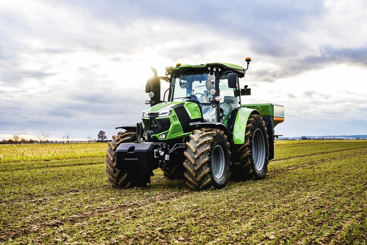 En sortie d’usine, le tracteur Deutz-Fahr série 6 RCshift est monté avec un chargeur d’origine constructeur et une boite de vitesses adaptée. Il peut aussi être équipé, en montage d’origine, d’un système de guidage. Un gage de qualité qu’il convient de souligner.