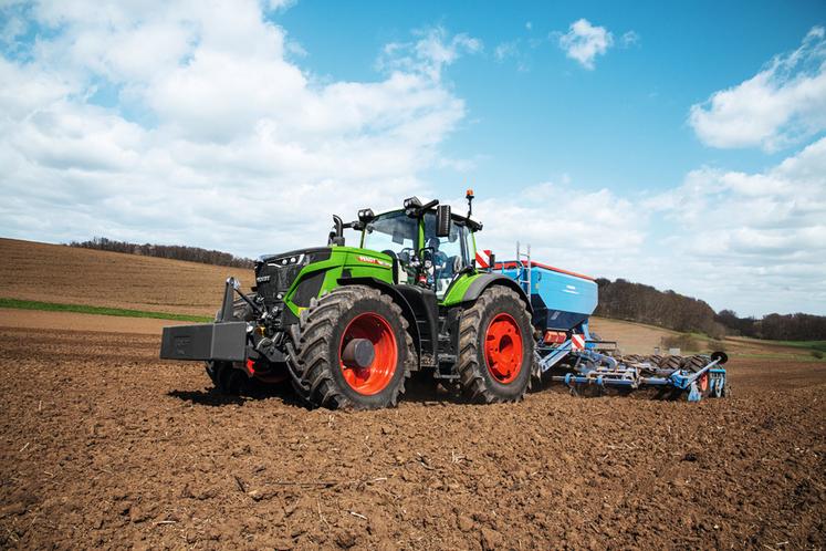 Le Fendt 900 Vario Gen7 est un tracteur polyvalent de forte puissance qui couvre de nombreuses applications.