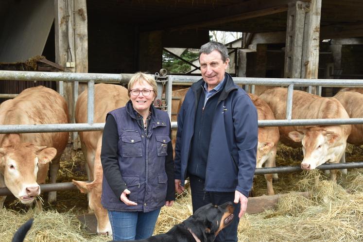 Pascale et Philippe Dufour avec leur chien de troupeau.