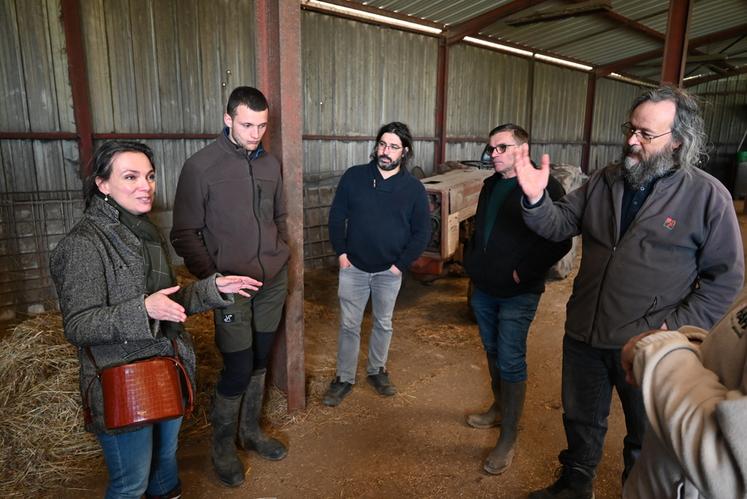 Mathilde Desjonquères, députée de la 1ʳᵉ circonscription de Loir-et-Cher, a visité deux élevages loir-et-chériens en prenant le temps de dialoguer avec les éleveurs du territoire venus pour l'occasion. Ici, avec Sylvain Boiron (au c.).