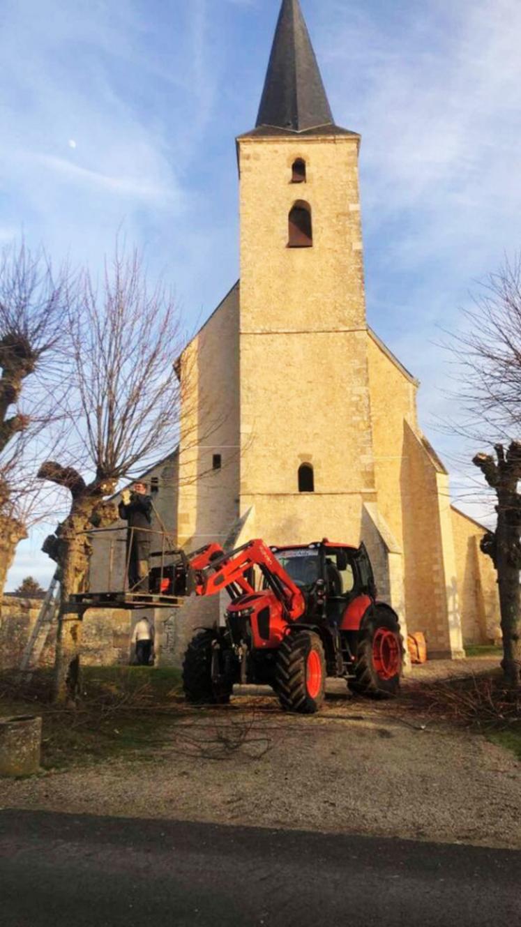 Élu communal, Paul Leroy s'investit sur les dossiers techniques et prête main-forte aux agents municipaux. 