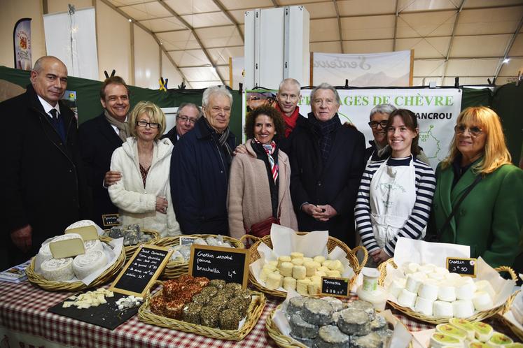 William Leymergie aux côtés de Mathilde Reygrobellet, une des associés des Fromages de chèvre Moret à Tancrou.