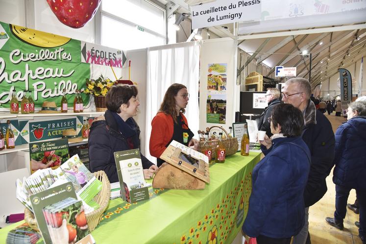 Dégustation de jus de pomme sur le stand de la Cueillette du Plessis.