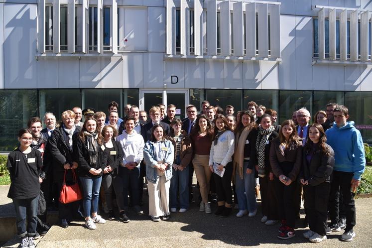 Brie-Comte-Robert, mardi 4 avril. Le ministre Marc Fesneau au milieu des lycéens et étudiants avec qui il vient d'échanger.