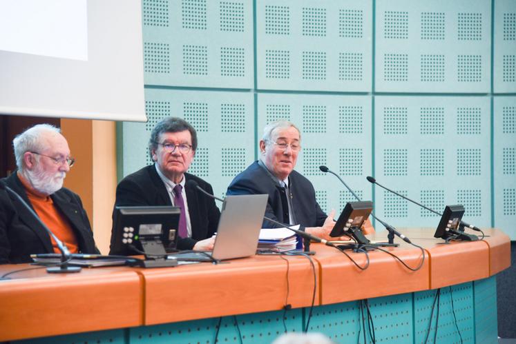 Mardi 4 avril, à Chartres. Le président de l'Adomael*, Jean-Marie Guyard (au c.), a invité le président d'Agro Paris bourse, Baudouin Delforge (à d.).