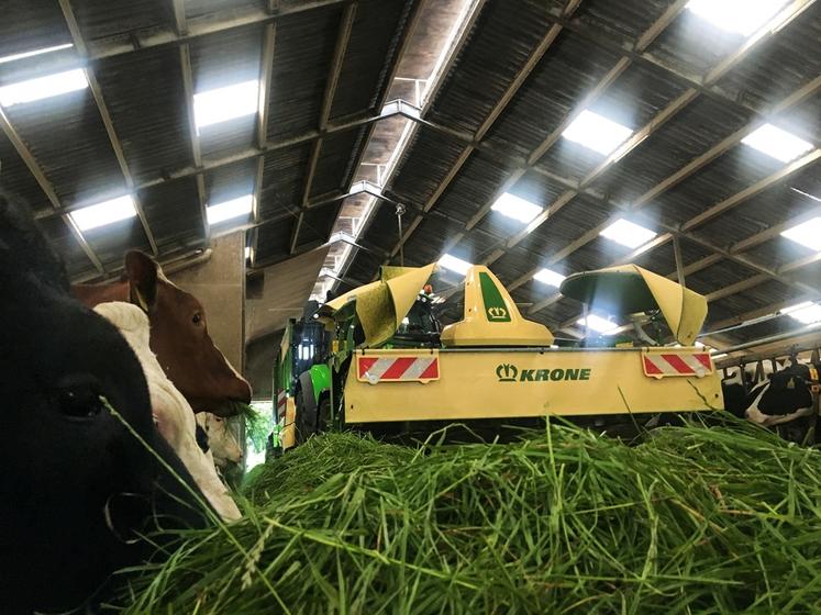 La configuration des bâtiments conditionne la largeur et plus globalement le gabarit de la faucheuse.