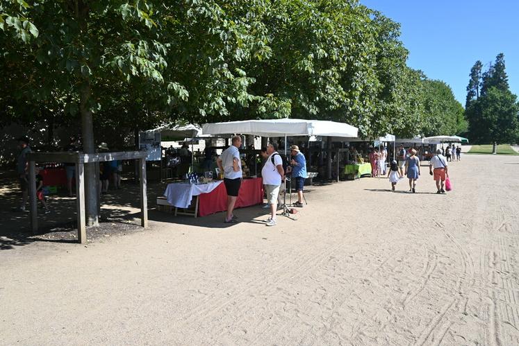 Entre 1000 à 1500 personnes ont arpenté les allées du marché d'été qui avait lieu au jardin de l'évêché à Blois. 