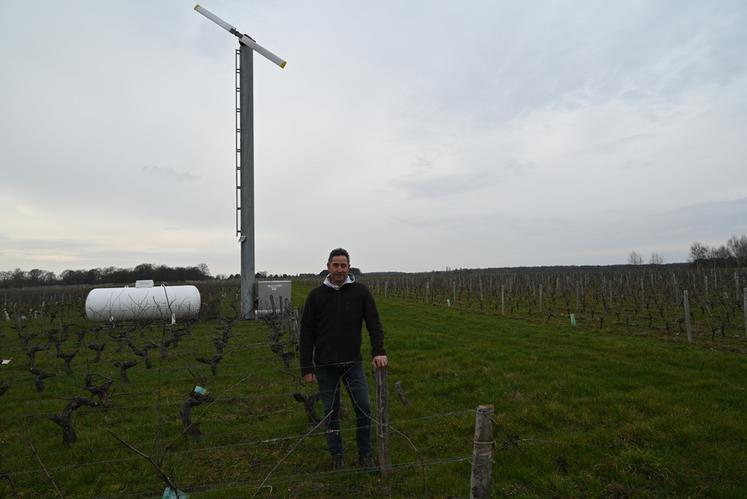 La tour antigel protège entre 4 et 7 hectares de vignes autour d’elle. Allumée automatiquement dès que les températures baissent à 2 °C, elle permet de brasser l’air.