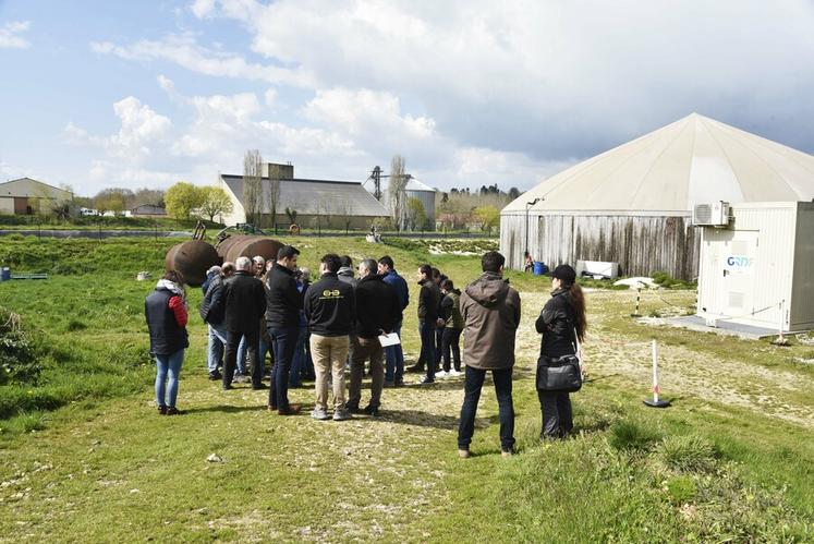 Vendredi 7 avril, des élèves du Chesnoy ont organsié l'après-midi Métha'découverte. Entre deux interventions, les participants ont pu visiter une partie de l'unité de méthanisation Gâtinais Biogaz.