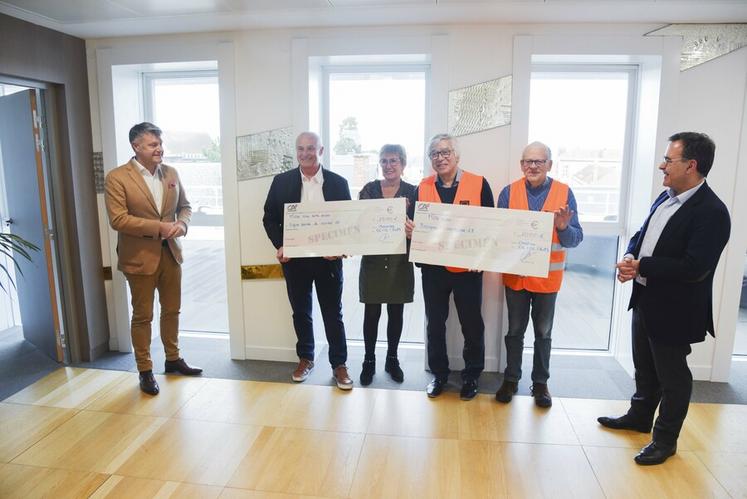 Le 6 avril, à Chartres. La Banque alimentaire et la Ligue contre le cancer ont bénéficié de dons des salariés du Crédit agricole.