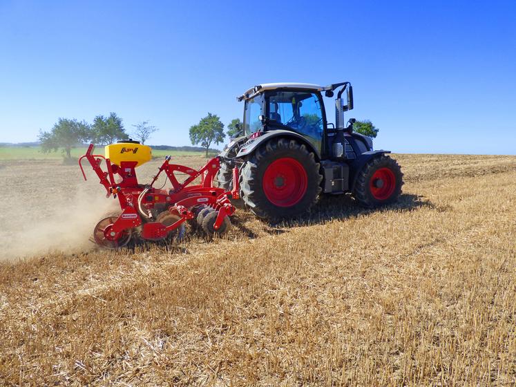 Le Veloce est adapté à tout type de tracteur et est polyvalent.