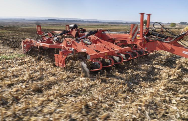 Cet outil combine disques et dents.