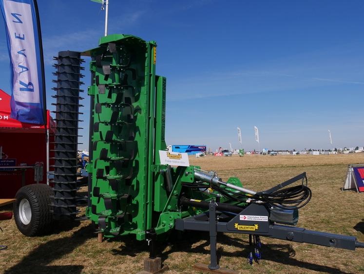 Certains constructeurs, à l’instar de Valentini, déclinent leurs fraises rotatives de grande largeur en version semi-portée.