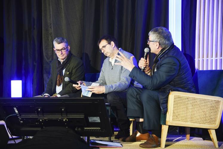 Le secrétaire général de l'Association des&nbsp;maires ruraux de France, John Billard, le co-président de la CPTS sud 28, Bertrand Joseph, et le président de la Caisse centrale de la MSA, Pascal Cormery (de g. à d.), ont échangé sur la problématique de l'accès aux soins en zone rurale.