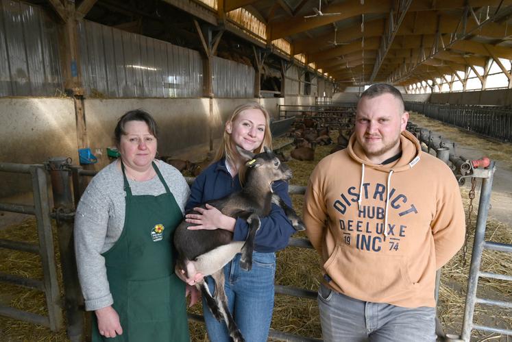 Corinne, Loïs et Clément Ouvrard étaient tous les trois présents lors des portes ouvertes de leur élevage caprin afin de répondre aux questions des visiteurs venus nombreux. 