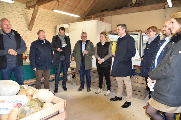 Le 12 avril à Châtignonville (Essonne). Le préfet Bertrand Gaume (avec la pochette jaune) est venu à la rencontre du monde agricole.