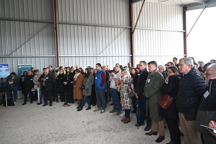 Partenaires, agriculteurs associés, élus et bien d'autres personnes étaient présents pour l'inauguration du méthaniseur de Mer. 