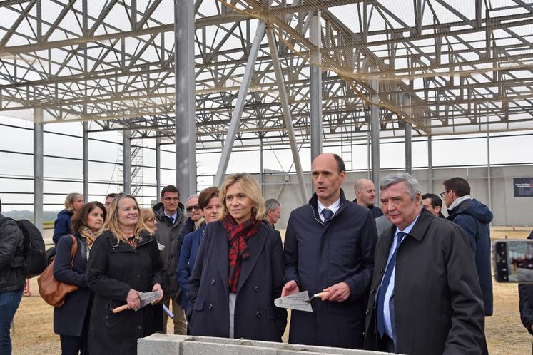 Vendredi 21 avril, à Provins. Au premier plan, de g. à d. : Daisy Luczak, Valérie Pécresse, Olivier Lavenka et Jean-François Parigi.