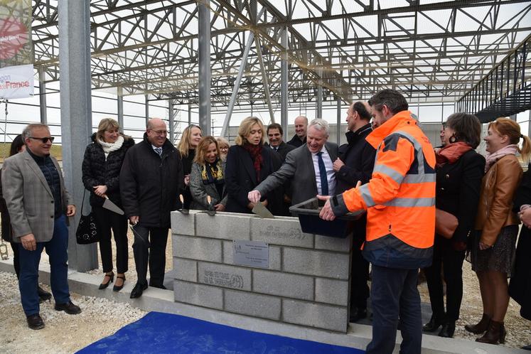 Tous les élus ont participé à la pose de la première pierre, comme ici Christophe Hillairet.