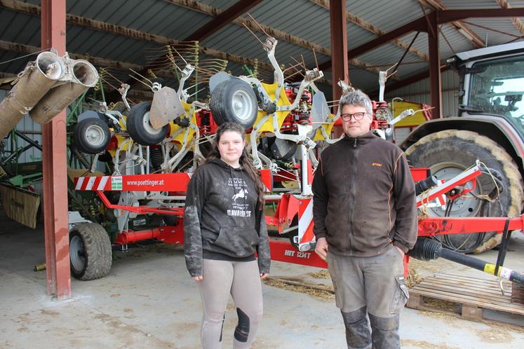 Antoine Blanchard et sa fille Mathilde devant la faneuse repliée pour le transport.